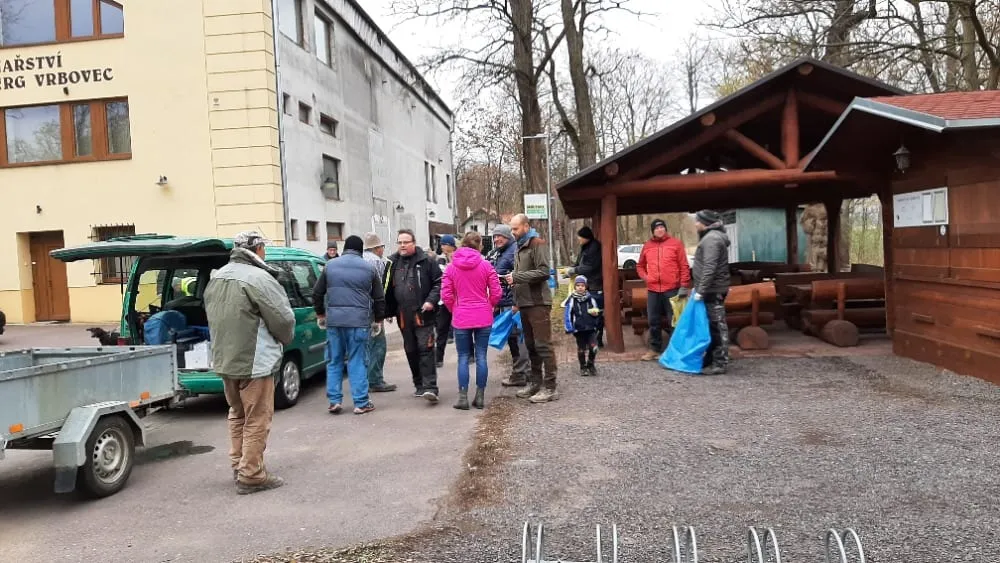 Chvalovičtí vinaři uklízeli – fotografie 12